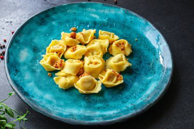 Tortellini, dolgulu makarna (ravioli veya hamur tatlısı) ikinci tabak Menü konsepti. Yemek geçmişi. Metin için üst görünüm kopyalama alanı