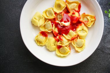 Tortellini, dolgulu makarna (ravioli veya hamur tatlısı) ikinci tabak Menü konsepti. Yemek geçmişi. Metin için üst görünüm kopyalama alanı