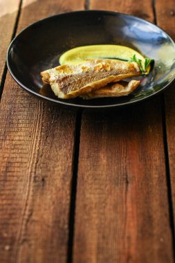 Kızarmış balık fileto, deniz ürünleri ana yemek peskataryen menü kavramı. Yemek geçmişi. text keto ya da paleo diyeti için üst görünüm kopyalama alanı