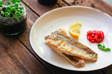 Kızarmış balık fileto, deniz ürünleri ana yemek peskataryen menü kavramı. Yemek geçmişi. text keto ya da paleo diyeti için üst görünüm kopyalama alanı