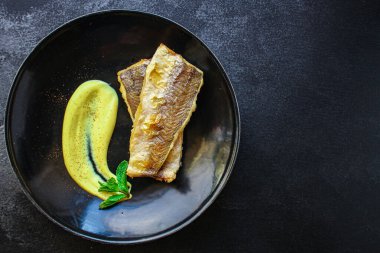 Kızarmış balık fileto, deniz ürünleri ana yemek peskataryen menü kavramı. Yemek geçmişi. text keto ya da paleo diyeti için üst görünüm kopyalama alanı