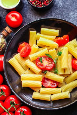 Makarna domatesleri sağlıklı yemek için hazır Tortiglioni ve domates sosu (İtalyan ana yemeği Maccheroni, Rigatoni) menü konsepti. Yemek geçmişi. Üst Manzara. metin için boşluk kopyala