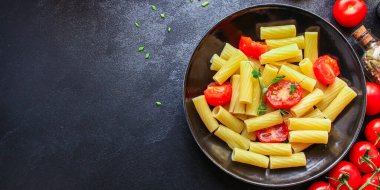 Makarna domatesleri sağlıklı yemek için hazır Tortiglioni ve domates sosu (İtalyan ana yemeği Maccheroni, Rigatoni) menü konsepti. Yemek geçmişi. Üst Manzara. metin için boşluk kopyala