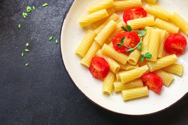 Makarna domatesleri sağlıklı yemek için hazır Tortiglioni ve domates sosu (İtalyan ana yemeği Maccheroni, Rigatoni) menü konsepti. Yemek geçmişi. Üst Manzara. metin için boşluk kopyala