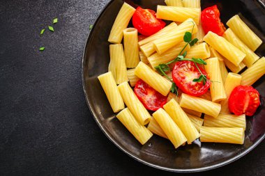 Makarna domatesleri sağlıklı yemek için hazır Tortiglioni ve domates sosu (İtalyan ana yemeği Maccheroni, Rigatoni) menü konsepti. Yemek geçmişi. Üst Manzara. metin için boşluk kopyala