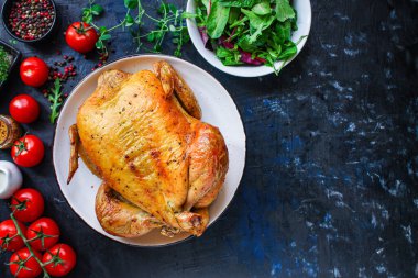 Fırında tavuk, kızarmış et festivali sofrası, menü konsepti. Yemek geçmişi. text keto ya da paleo diyeti için üst görünüm kopyalama alanı