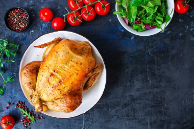 Fırında tavuk, kızarmış et festivali sofrası, menü konsepti. Yemek geçmişi. text keto ya da paleo diyeti için üst görünüm kopyalama alanı