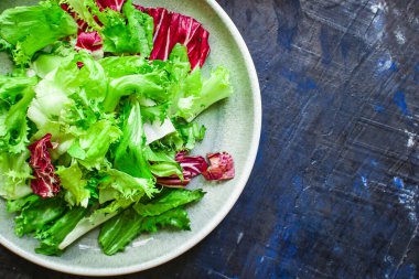 Sağlıklı salata, yapraklar karışık salata (mikro yeşiller, sebze sulu atıştırmalıklar). yiyecek arkaplan resmi, metin keto veya paleo diyeti için kopyalama alanı