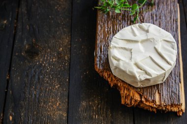 Peynirli Camembert veya Brie Menü konsepti. yemek arkaplan görünümü metin keto veya paleo diyeti için fotokopi alanı sağlıklı yeme, çiğ organik gıdalar