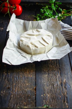 Peynirli Camembert veya Brie Menü konsepti. yemek arkaplan görünümü metin keto veya paleo diyeti için fotokopi alanı sağlıklı yeme, çiğ organik gıdalar