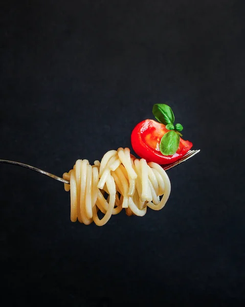 Macarrão Espaguete Com Tomate Manjericão Conceito Menu Alimentação Saudável Comida — Fotografia de Stock