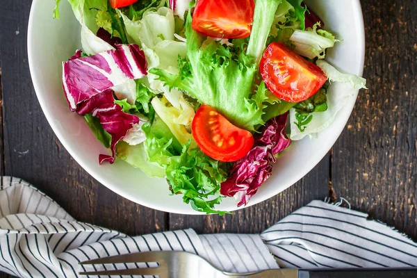 Gesunder Salat Blättermischsalat Mikrogemüse Gurken Tomaten Zwiebeln Andere Zutaten Keto — Stockfoto