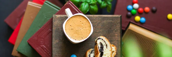 コーヒーとパンのデザートのカップ 読書本メニューのコンセプト フードバックグラウンドトップ表示テキストのコピースペース — ストック写真