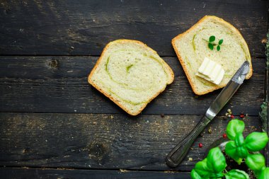 Ispanaklı ekmek rulosu ve ev yapımı fırın menüsü konsepti sağlıklı beslenme. metin için yiyecek arkaplan üst görünümü kopyalama alanı