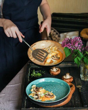 Yağda yumurta omleti ve mantar, menü kavramı sağlıklı beslenme. text keto ya da paleo organik ürün diyeti için yiyecek arkaplan üst görünüm kopyalama alanı