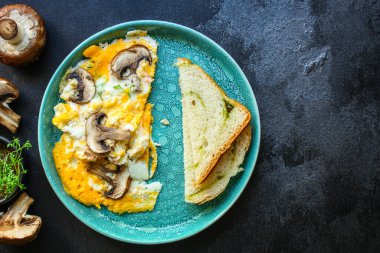 Yağda yumurta omleti ve mantar, menü kavramı sağlıklı beslenme. text keto ya da paleo organik ürün diyeti için yiyecek arkaplan üst görünüm kopyalama alanı