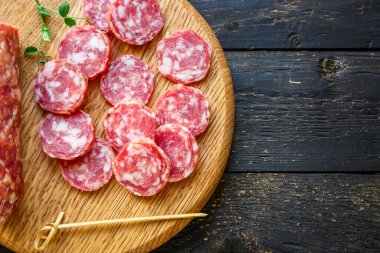 Tütsülenmiş sosis ve et ürünleri menüsü sağlıklı beslenme kavramı. text keto ya da paleo organik ürün diyeti için yiyecek arkaplan üst görünüm kopyalama alanı