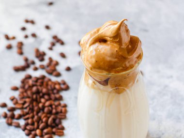  Dalgona kahve trend buzlu kapuçino ya da kremalı latte kremalı menü konsepti sağlıklı beslenme. metin için yiyecek arkaplan üst görünümü kopyalama alanı