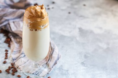  Dalgona kahve trend buzlu kapuçino ya da kremalı latte kremalı menü konsepti sağlıklı beslenme. metin için yiyecek arkaplan üst görünümü kopyalama alanı