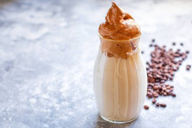  Dalgona kahve trend buzlu kapuçino ya da kremalı latte kremalı menü konsepti sağlıklı beslenme. metin için yiyecek arkaplan üst görünümü kopyalama alanı