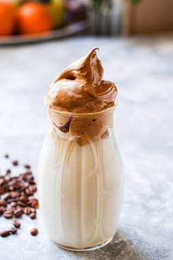  Dalgona kahve trend buzlu kapuçino ya da kremalı latte kremalı menü konsepti sağlıklı beslenme. metin için yiyecek arkaplan üst görünümü kopyalama alanı