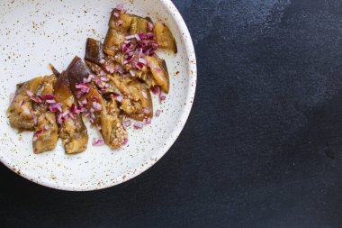 Patlıcan salatası baharatları ve domates, antipasto menüsü konsepti sağlıklı beslenme. yemek arkaplanı üst görünüm metin keto ya da paleo organik ürün için kopyalama alanı