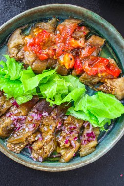 Patlıcan salatası baharatları ve domates, antipasto menüsü konsepti sağlıklı beslenme. yemek arkaplanı üst görünüm metin keto ya da paleo organik ürün için kopyalama alanı