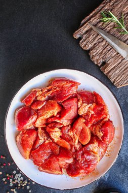 Masadaki bir tabakta çiğ domuz eti veya sığır eti (sağlıklı yemek, terbiye ve baharat karışımı) menü konsepti. Üst Manzara. metin için boşluk kopyala