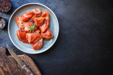 Masadaki bir tabakta çiğ domuz eti veya sığır eti (sağlıklı yemek, terbiye ve baharat karışımı) menü konsepti. Üst Manzara. metin için boşluk kopyala