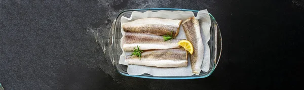 Fisch Roh Seehecht Eine Reihe Von Zutaten Zum Kochen Lebensmittel — Stockfoto