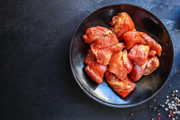 Daging Babi Mentah Atau Daging Sapi Dalam Piring Atas Meja — Stok Foto