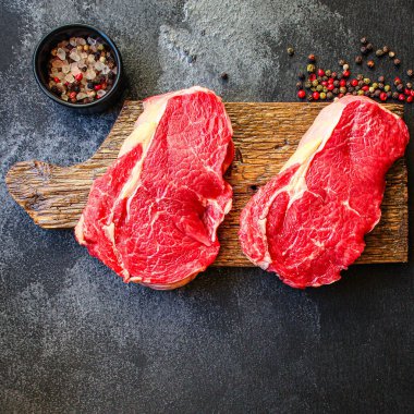 Çiğ biftek (sığır eti veya dana eti pişirme) menü kavramı keto veya paleo dietbackground. Üst Manzara. metin için boşlukları kopyala