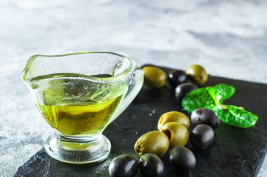 Zeytinyağı aperatifi, soğuk sıkılmış zeytin, menü konsepti yiyecek arka planı. Üst Manzara. metin keto ya da paleo diyeti için metin boşluklarını kopyala