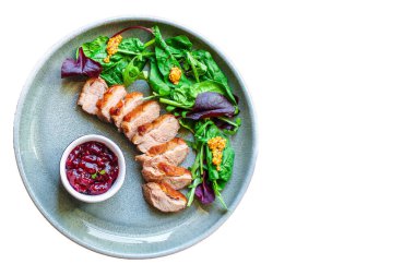 Ördek göğsü fileto salatası, menü konsepti yemek arka plan keto ya da paleo diyeti. Üst Manzara. metin için boşluk kopyala 