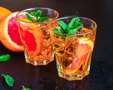 Buzlu limonata, yiyecek arka planı, keto ya da paleo diyet üst görünümü. metin için boşluk kopyala