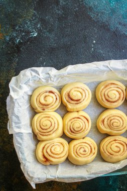 Çörek rulo tarçın, ev yapımı yemek menüsü konsepti sağlıklı yemek. Sağlıklı yemek masası ayarları için yemek arkaplanı üst görünüm kopyalama alanı