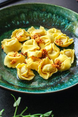 Tortellini, dolgulu makarna (ravioli veya hamur köftesi) ikinci menü konsepti. Yemek geçmişi. Metin için üst görünüm kopyalama alanı