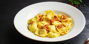 Tortellini, dolgulu makarna (ravioli veya hamur köftesi) ikinci menü konsepti. Yemek geçmişi. Metin için üst görünüm kopyalama alanı