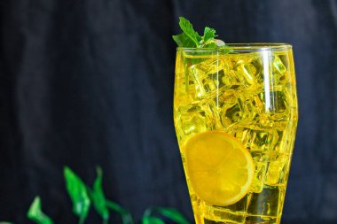Limonata, buzlu içecek, menü, sağlıklı beslenme. yemek tablosu ayarları için yemek arkaplanı üst görünüm kopyalama alanı
