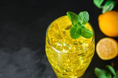 Limonata, buzlu içecek, menü, sağlıklı beslenme. yemek tablosu ayarları için yemek arkaplanı üst görünüm kopyalama alanı