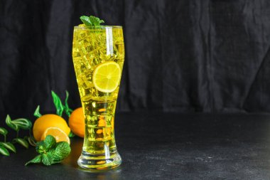 Limonata, buzlu içecek, menü, sağlıklı beslenme. yemek tablosu ayarları için yemek arkaplanı üst görünüm kopyalama alanı