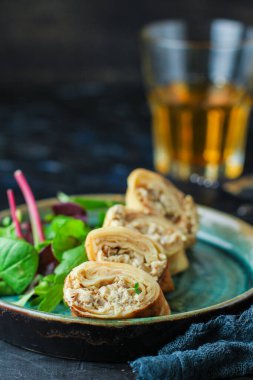Tavuk menüsü kavramlı börek, sağlıklı beslenme. yemek tablosu ayarları için yemek arkaplanı üst görünüm kopyalama alanı
