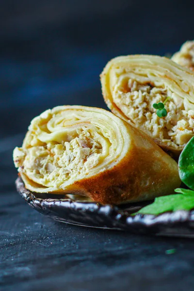 Tavuk menüsü kavramlı börek, sağlıklı beslenme. yemek tablosu ayarları için yemek arkaplanı üst görünüm kopyalama alanı