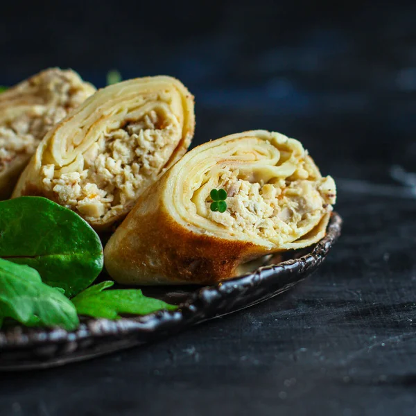 Tavuk menüsü kavramlı börek, sağlıklı beslenme. yemek tablosu ayarları için yemek arkaplanı üst görünüm kopyalama alanı