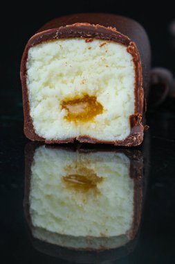 Çikolata kremalı ve meyveli peynir, tatlı tatlı menü konsepti sağlıklı yemek. yemek arkaplanı üst görünüm kopyalama alanı metni ayarları veya paleo için