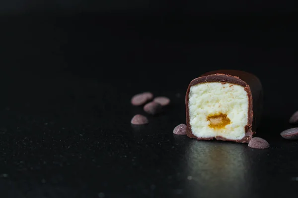 Творожный Сыр Шоколаде Фруктовой Начинкой Сладкий Десерт Концепция Здорового Питания — стоковое фото