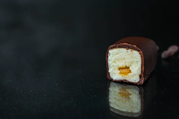 초콜릿에 치즈에 과일로 채워지는 디저트 메뉴는 식사의 개념이다 음식의 보이는 — 스톡 사진