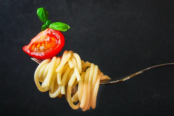 Macarrão Espaguete Com Tomate Manjericão Conceito Menu Alimentação Saudável Comida — Fotografia de Stock