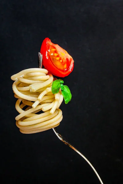 Espaguetis Pasta Con Tomate Albahaca Concepto Menú Alimentación Saludable Alimentos — Foto de Stock