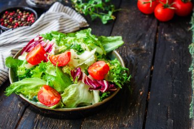 Sağlıklı salata, yapraklar karışık salata (mikro yeşiller, salatalık, domates, soğan, diğer malzemeler) keto veya paleo diyeti. yiyecek arkaplan kopyalama alanı 